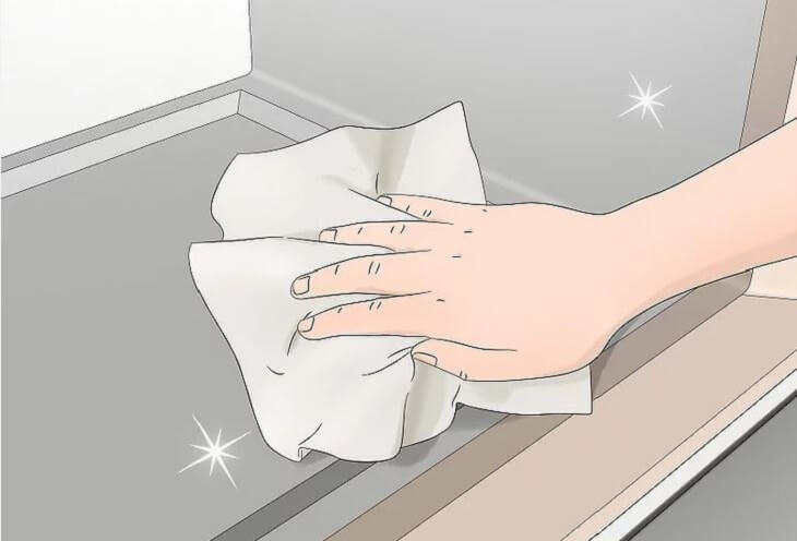 Dùng khăn sạch lau và sấy khô tủ đông
